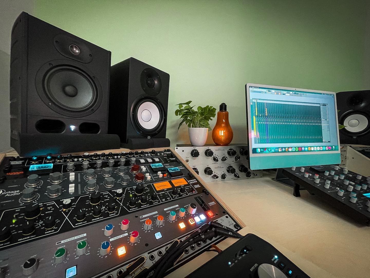 STUDIOS PARELIES